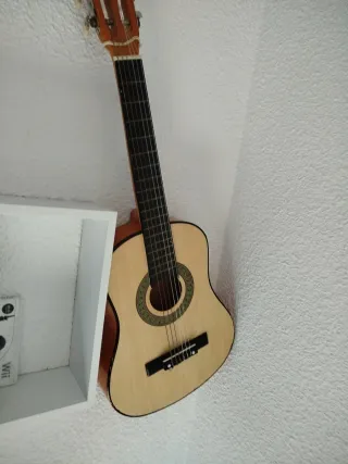 Guitarra infantil de madera