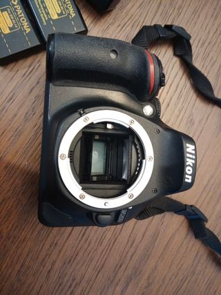 Cámara Nikon D5200 + Cargador + 3 Baterías