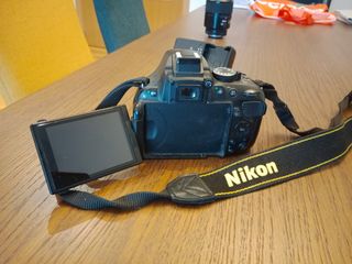 Cámara Nikon D5200 + Cargador + 3 Baterías
