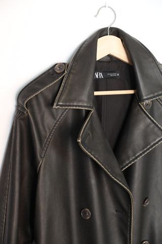 Trench oversize efecto piel Zara Talla M