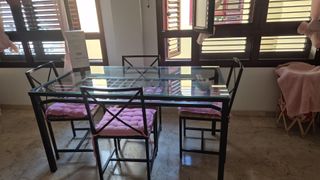 Mesa de comedor de cristal y metal