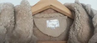 Abrigo beige con capucha y forro de pelo