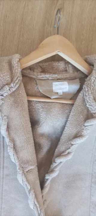 Abrigo beige con capucha y forro de pelo