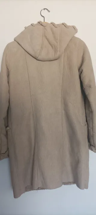Abrigo beige con capucha y forro de pelo