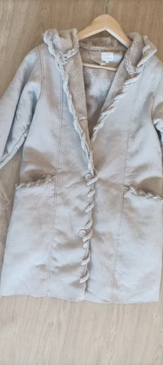 Abrigo beige con capucha y forro de pelo