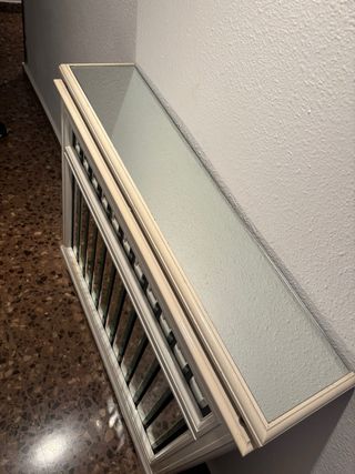 Cubreradiador de madera y cristal