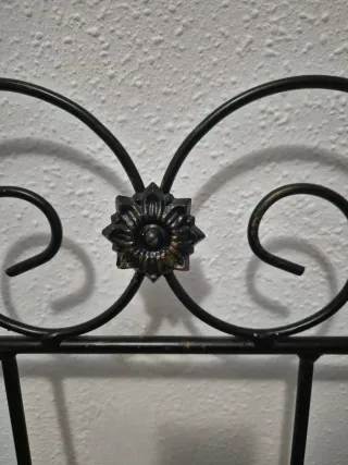 Cabecero de forja negro y dorado