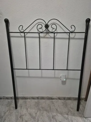 Cabecero de forja negro y dorado