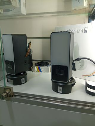 Cámara Exterior Eve con Foco 1080p HomeKit