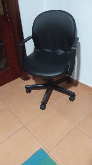Várias peças de mobiliário quarto e sala