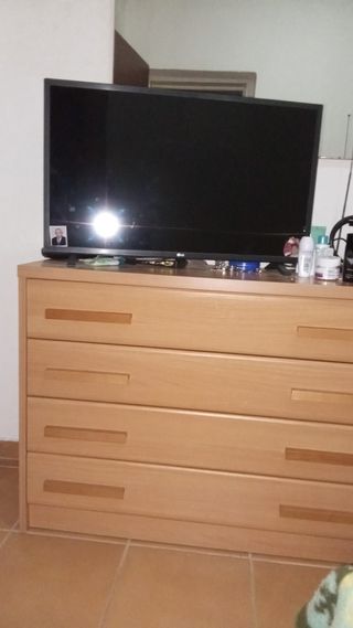 Várias peças de mobiliário quarto e sala