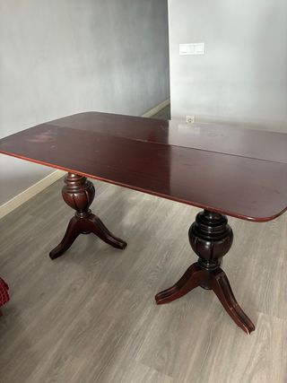 Mesa de comedor de madera oscura