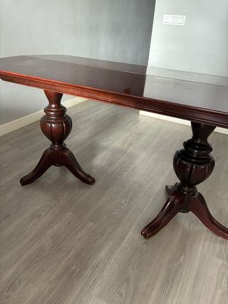 Mesa de comedor de madera oscura