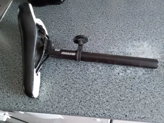 Sillín B-PRO Negro con tija de aluminio de 27;2