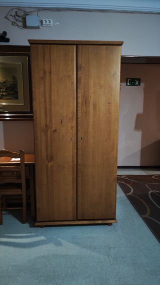 Armadio in legno con ante scorrevoli in vendita