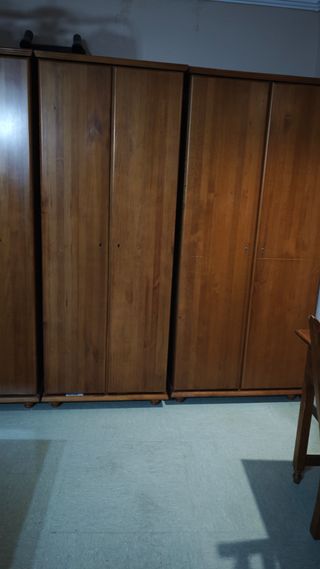 Armadio in legno con ante scorrevoli in vendita