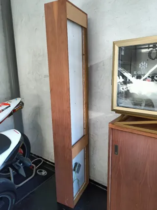 Estantería madera con iluminación