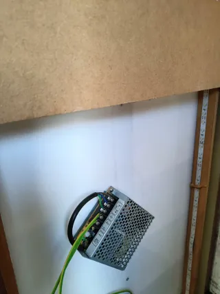 Estantería madera con iluminación