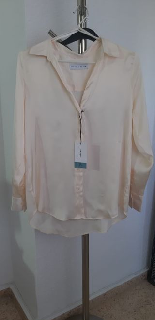 Camisa o blusa satinada. Nueva sin estrenar y con
