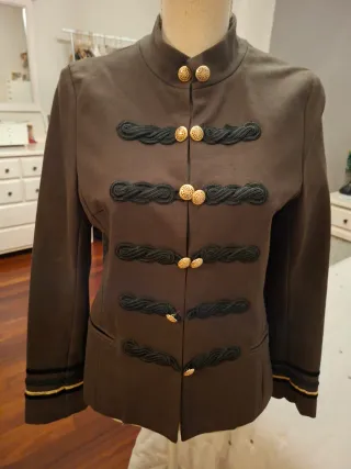 Chaqueta estilo corsario con botones dorados