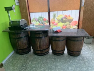 Mostrador de tienda con barriles