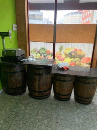 Mostrador de tienda con barriles