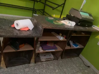 Mostrador de tienda con barriles