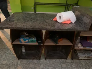 Mostrador de tienda con barriles