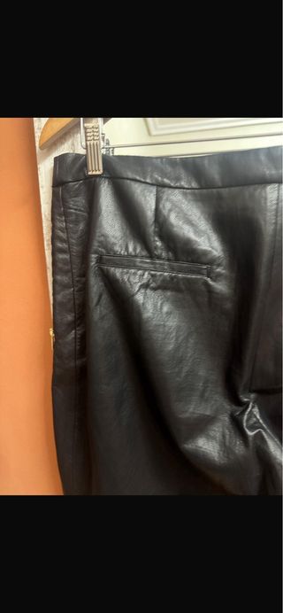 Pantalones efecto piel negros