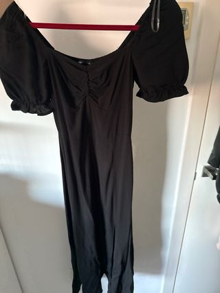 Vestido negro escotado manga abullonada