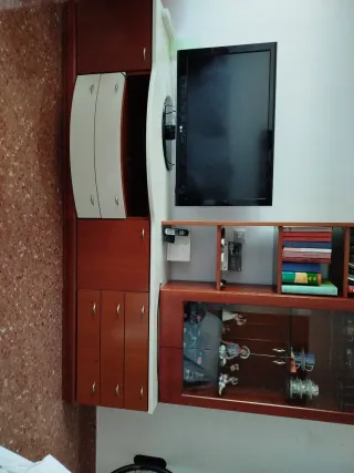 Mueble de comedor de madera y cristal