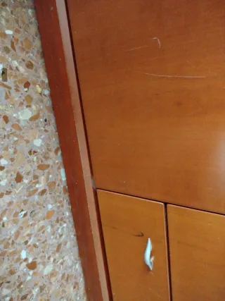 Mueble de comedor de madera y cristal