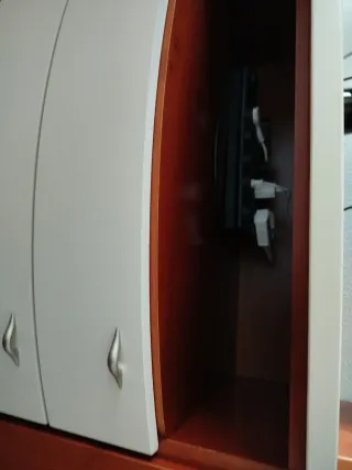 Mueble de comedor de madera y cristal