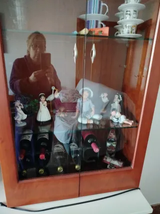 Mueble de comedor de madera y cristal