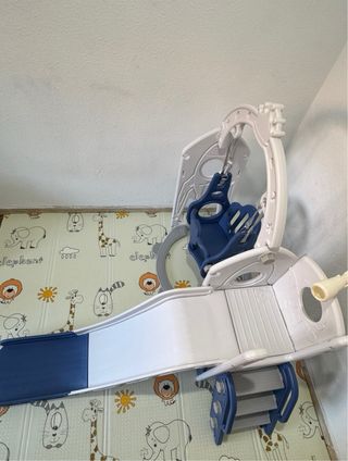 Parque infantil con columpio y tobogán