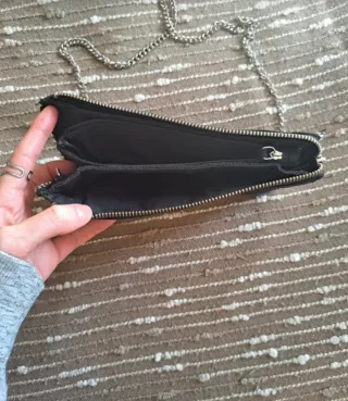 Bolso bandolera negro con tachuelas plateadas