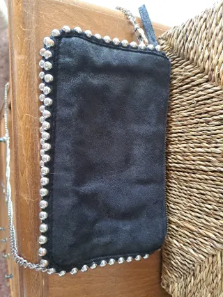 Bolso bandolera negro con tachuelas plateadas