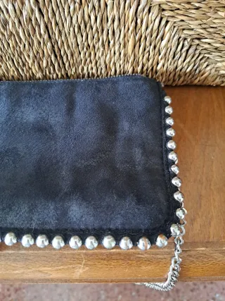 Bolso bandolera negro con tachuelas plateadas