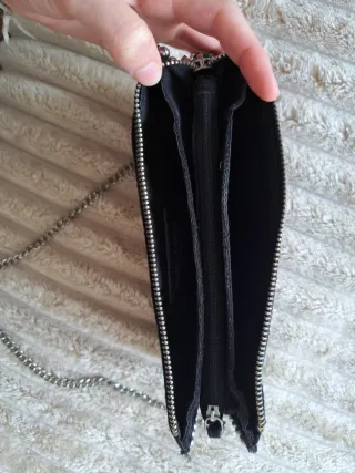 Bolso bandolera negro con tachuelas plateadas