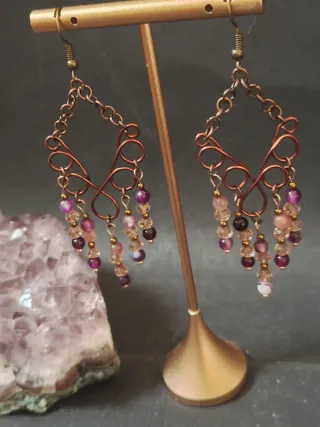 Orecchini pendenti con perline color oro e viola