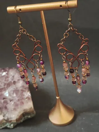 Orecchini pendenti con perline color oro e viola