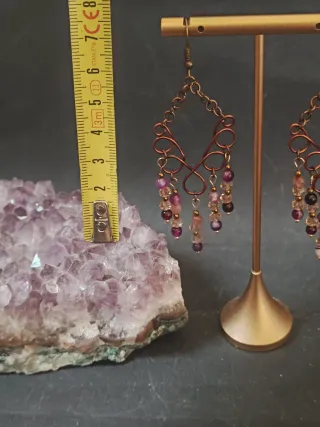 Orecchini pendenti con perline color oro e viola