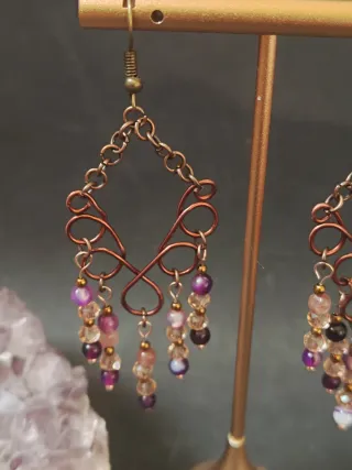 Orecchini pendenti con perline color oro e viola