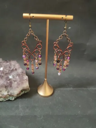 Orecchini pendenti con perline color oro e viola