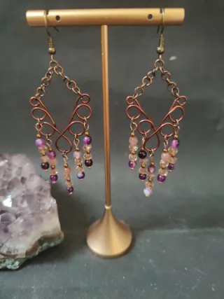 Orecchini pendenti con perline color oro e viola