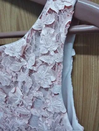 Vestido fiesta rosa encaje y tul, color coral.