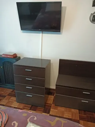 Cómoda de madera marrón