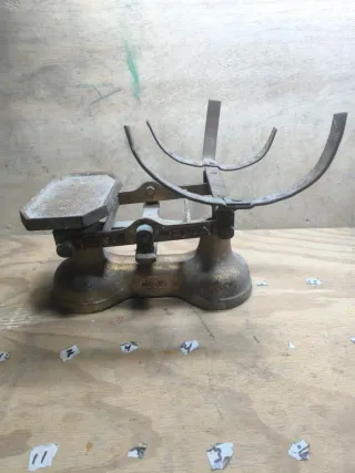 Báscula antigua de hierro para coleccionistas