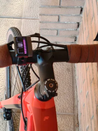 Bicicleta Eléctrica Gravel Focus Paralane2