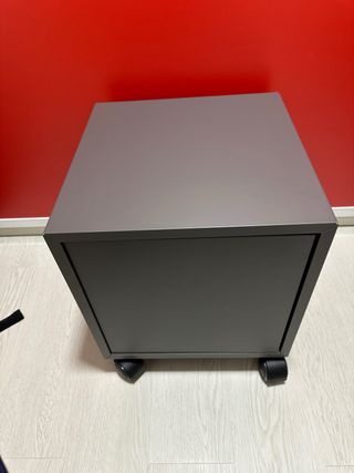 Mesa cajonera gris con ruedas
